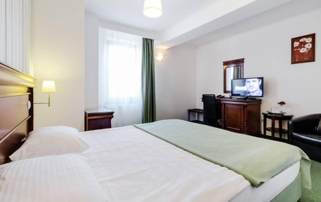 Hotel Bulevard Фэгэраш Экстерьер фото