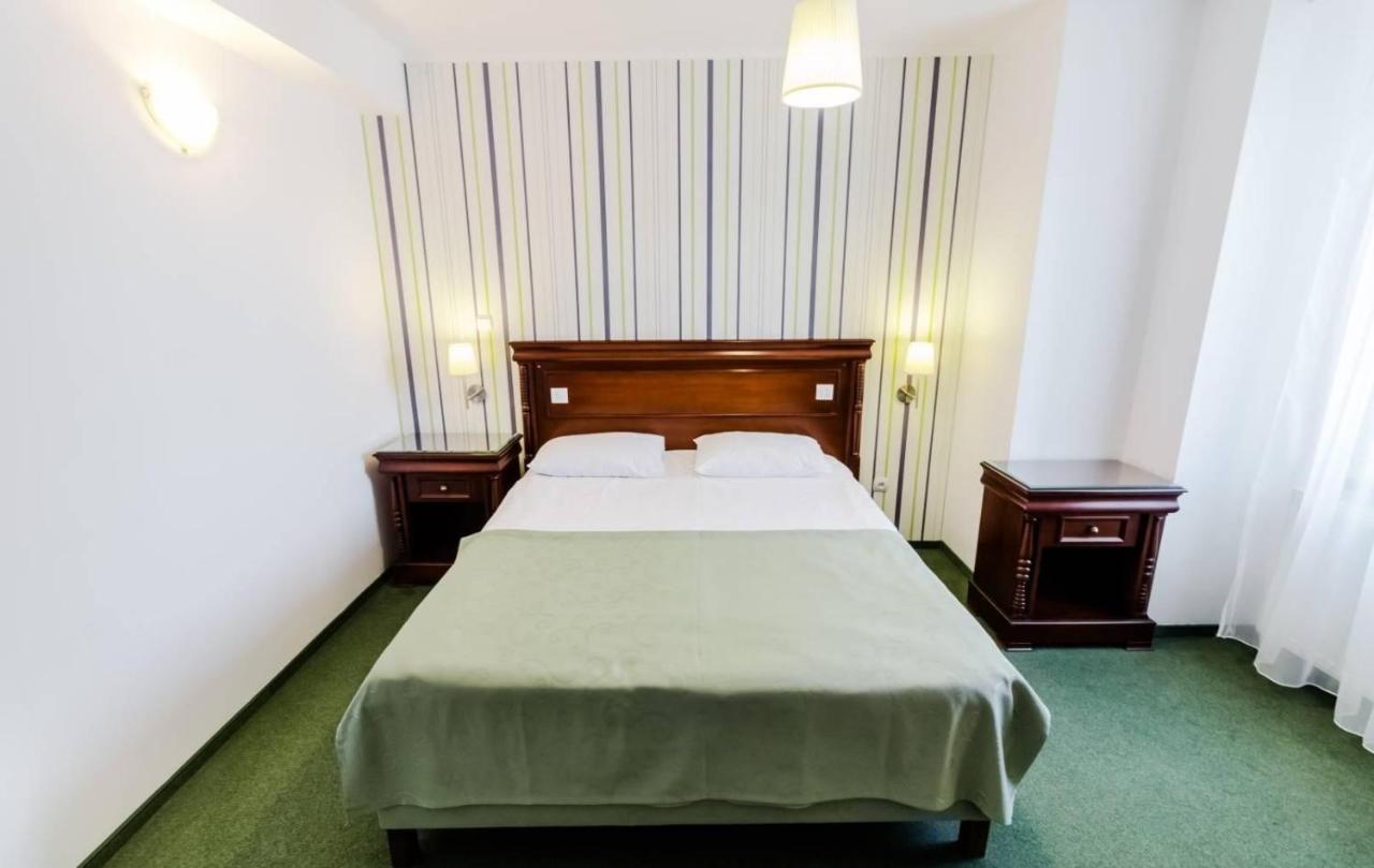 Hotel Bulevard Фэгэраш Экстерьер фото