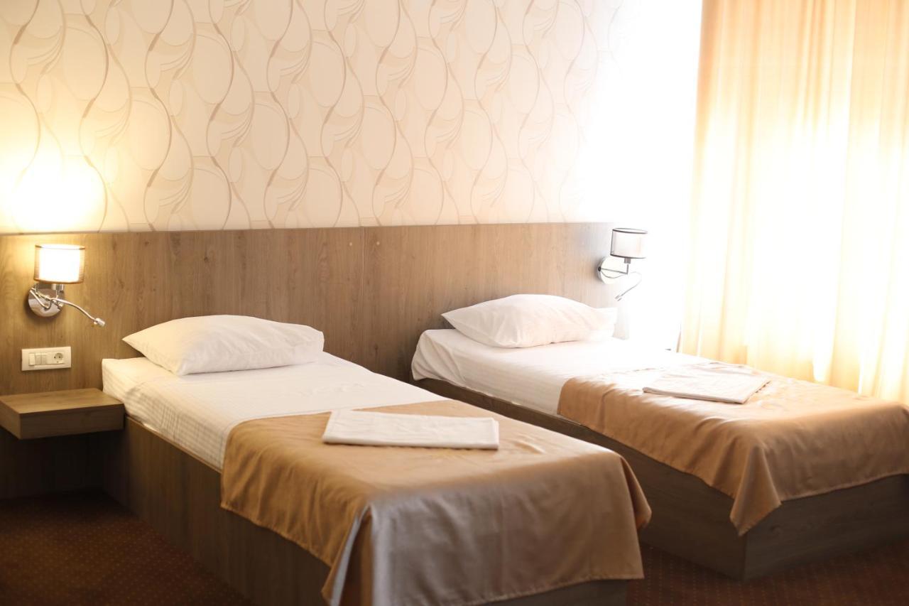 Hotel Bulevard Фэгэраш Экстерьер фото