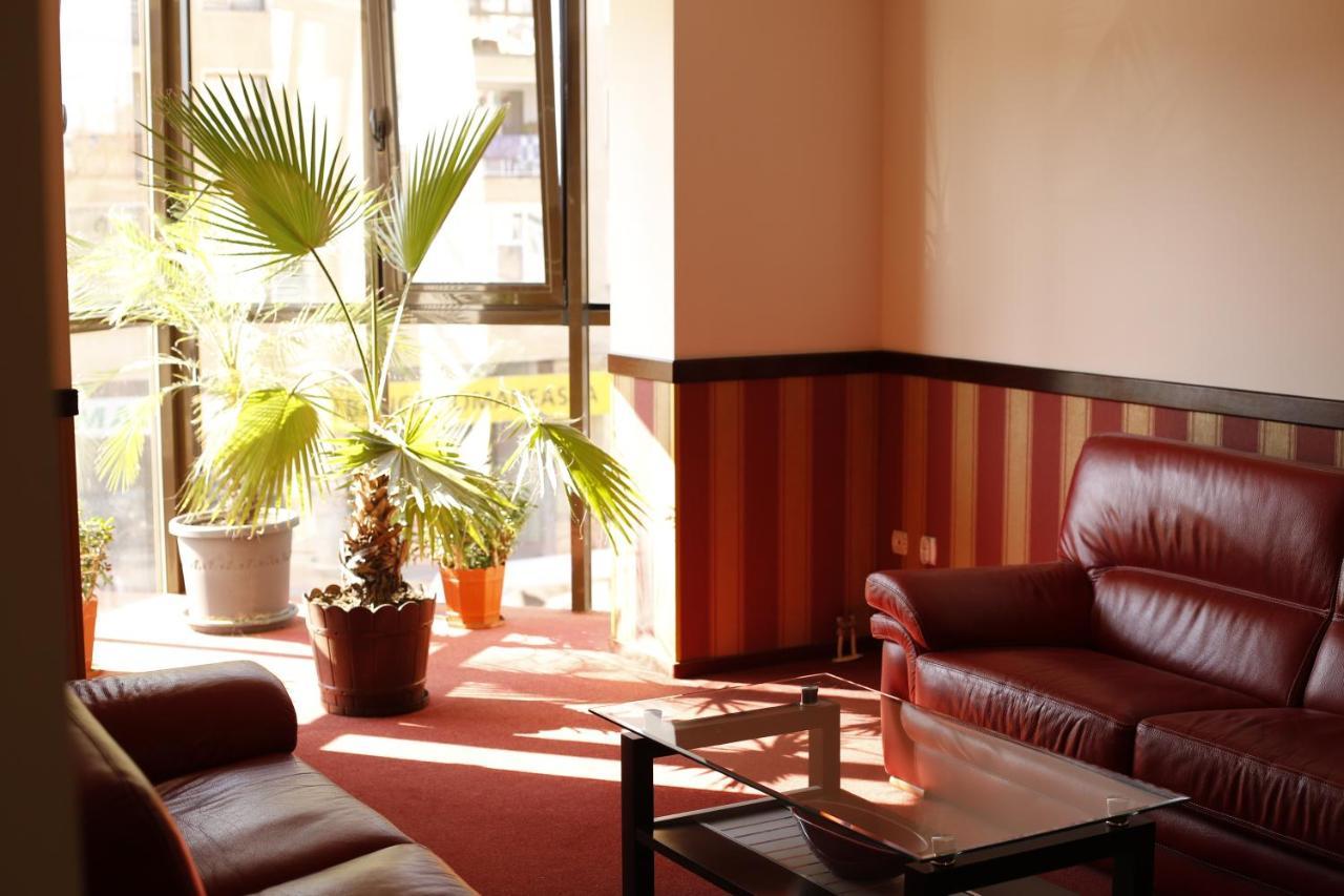 Hotel Bulevard Фэгэраш Экстерьер фото