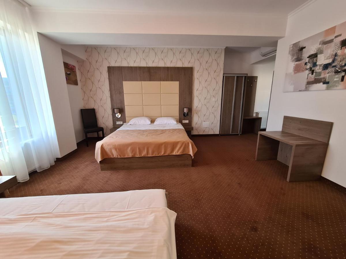 Hotel Bulevard Фэгэраш Экстерьер фото
