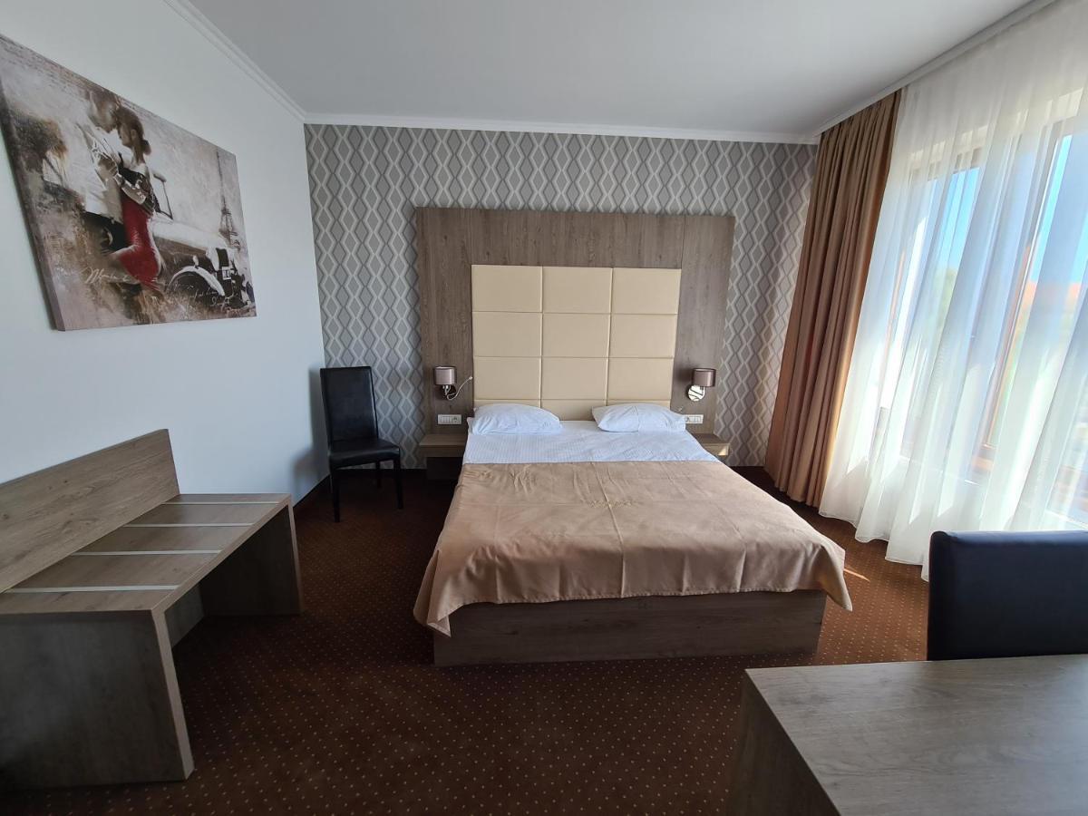 Hotel Bulevard Фэгэраш Экстерьер фото