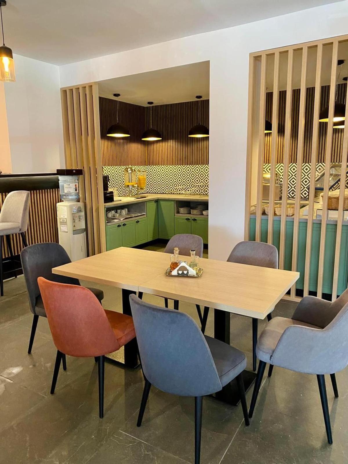 Hotel Bulevard Фэгэраш Экстерьер фото